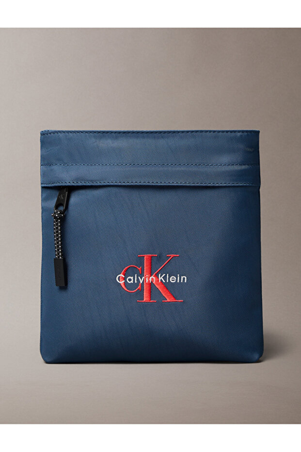 حقيبة ظهر مسطحة من كالفن كلاين للرجال باللون الأزرق من النايلون بشعار مونوغرام - 1