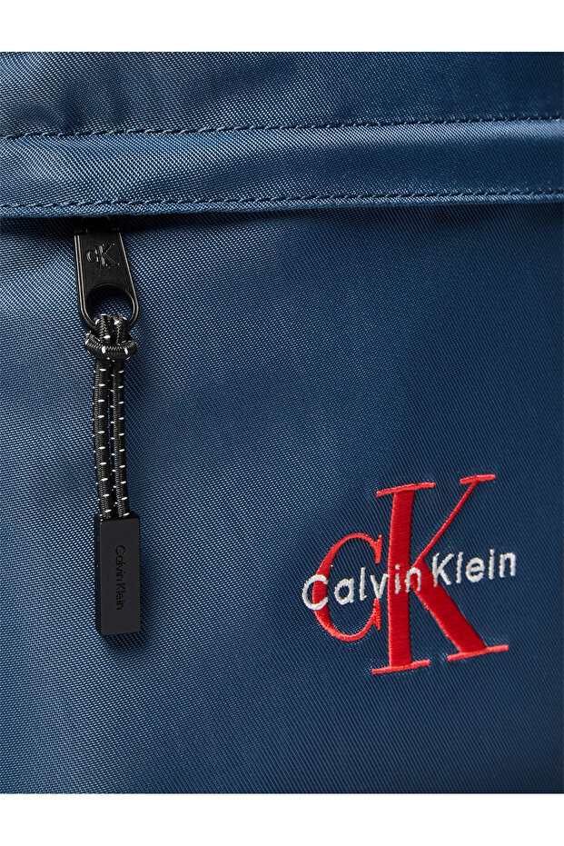 حقيبة ظهر مسطحة من كالفن كلاين للرجال باللون الأزرق من النايلون بشعار مونوغرام - 4