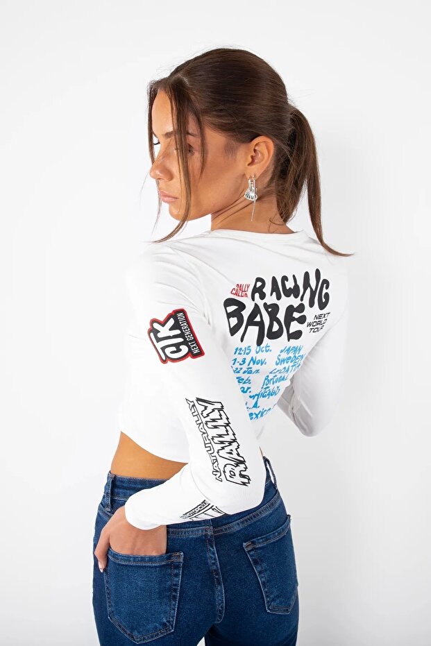 قميص أبيض مطبوع على الظهر - 4