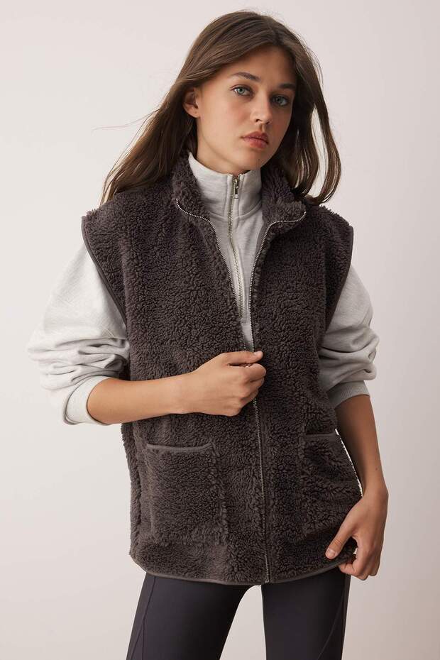 Antrasit Oversize/Geniş Kalıp Cep Detaylı Fermuarlı Peluş Kolsuz Örme Yelek TWOAW26YE00021 - 1