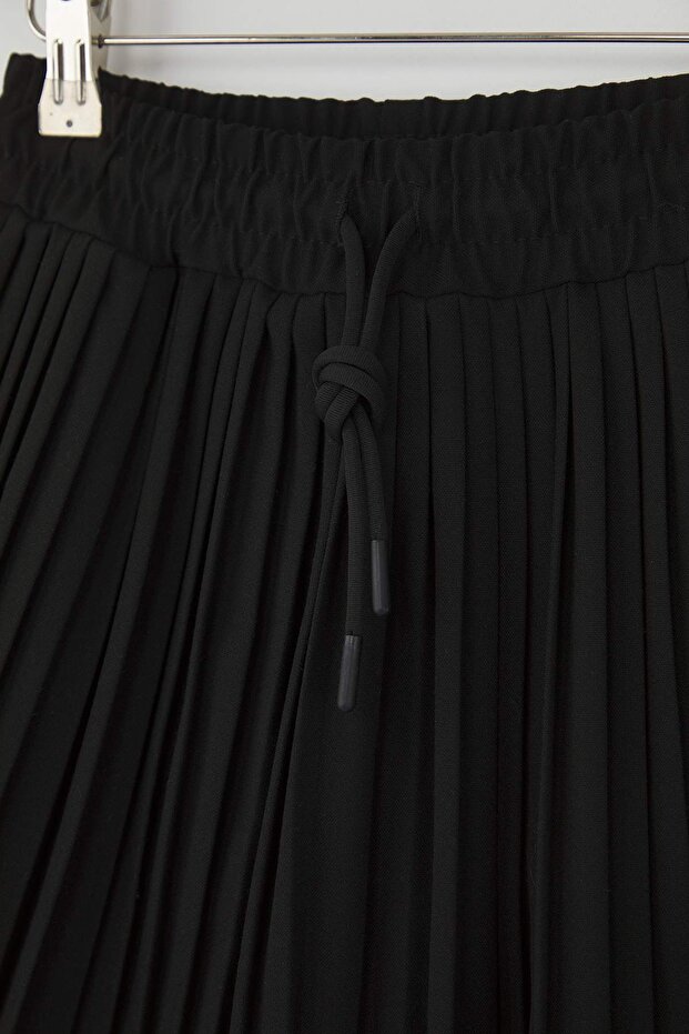 Czarna spódniczka-szorty dla dziewczynek z plisami TKDAW26ET00001 - 3