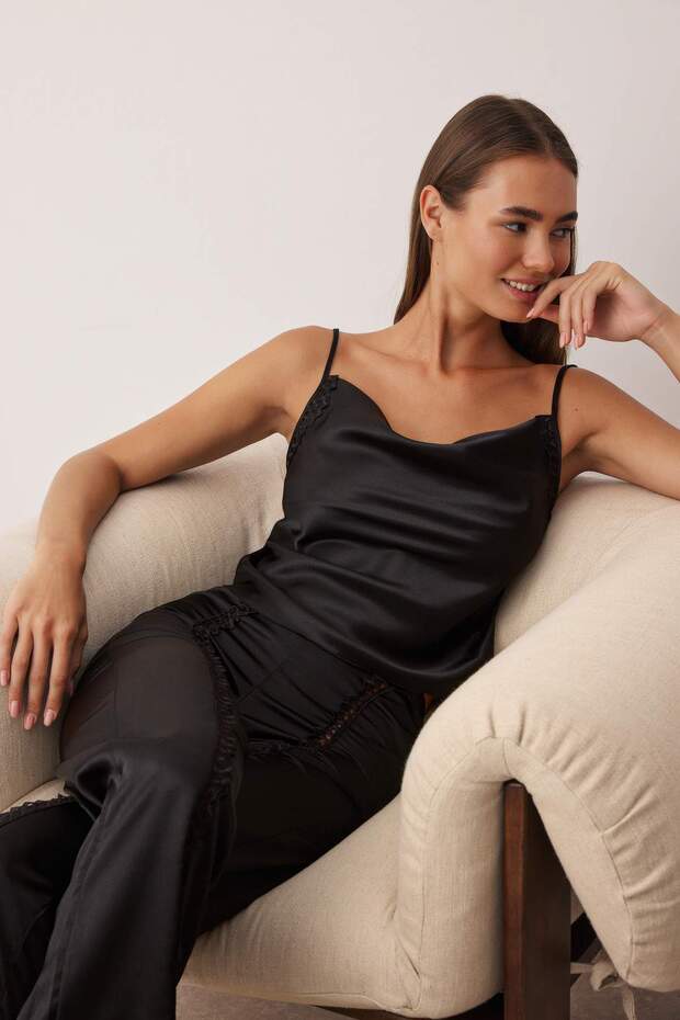 Siyah Dantel Detaylı Saten Dokuma Pijama Takımı THMAW26PT00078 - 2