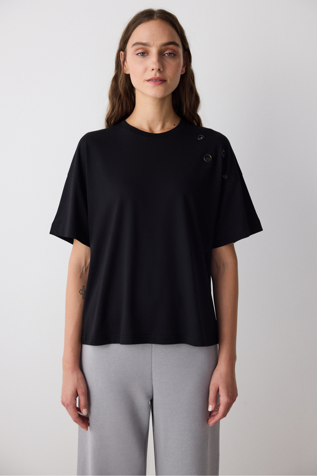 Verla T-Shirt with Black Shoulder Accessories - Saude Collection