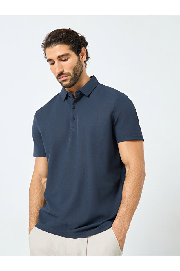 قميص بولو رجالي بقصّة عادية بلون أزرق داكن - 1