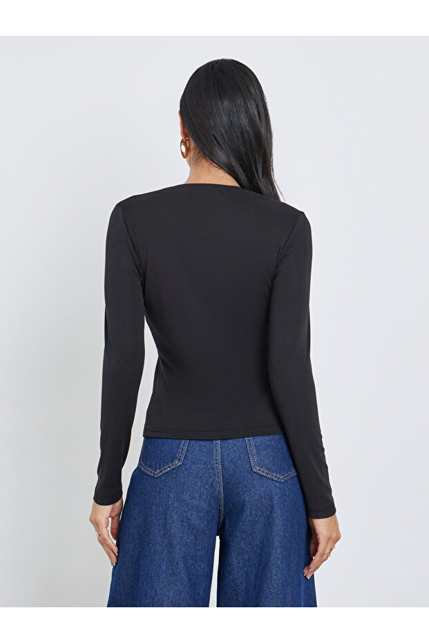 بلوزة مضلعة بأزرار ملفوفة ومزخرفة - 5