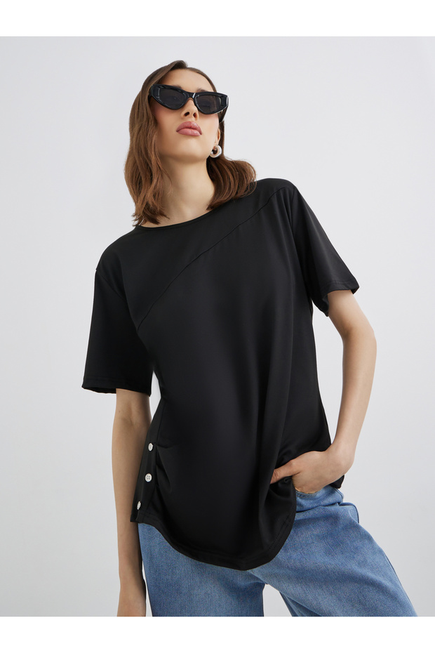 تي شيرت أسود سادة بقصّة عادية وتفاصيل أزرار - 1