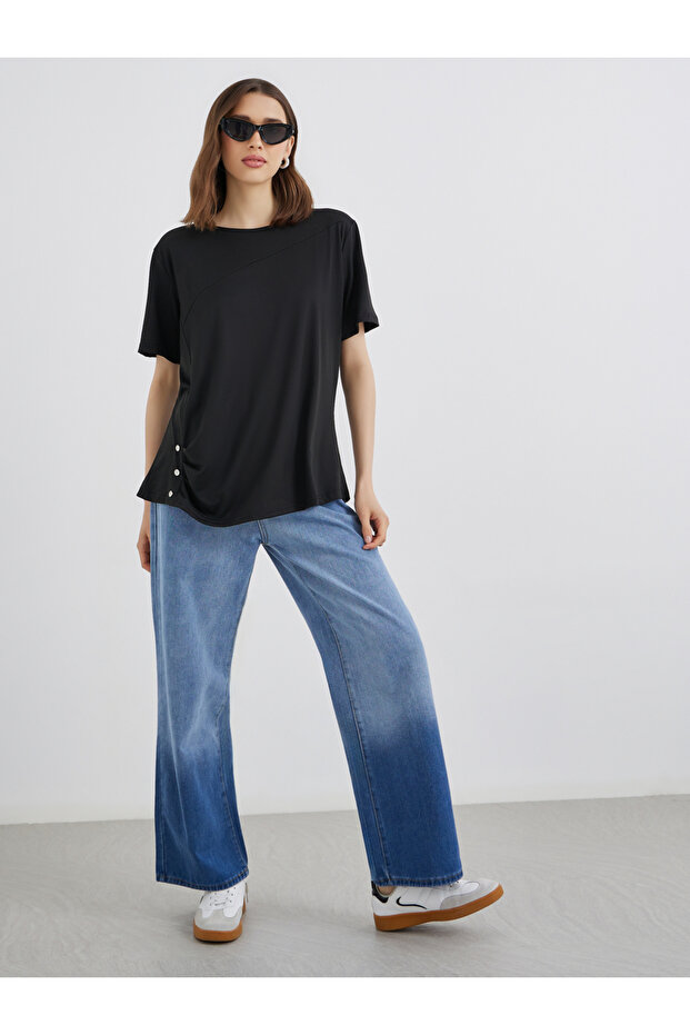 تي شيرت أسود سادة بقصّة عادية وتفاصيل أزرار - 2