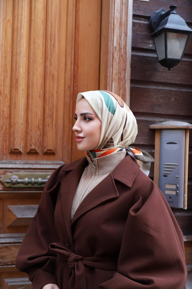 وشاح بنمط أوراق الشجر