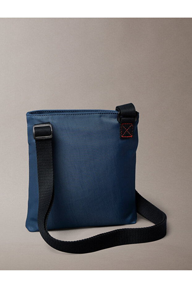 حقيبة ظهر مسطحة من كالفن كلاين للرجال باللون الأزرق من النايلون بشعار مونوغرام - 2