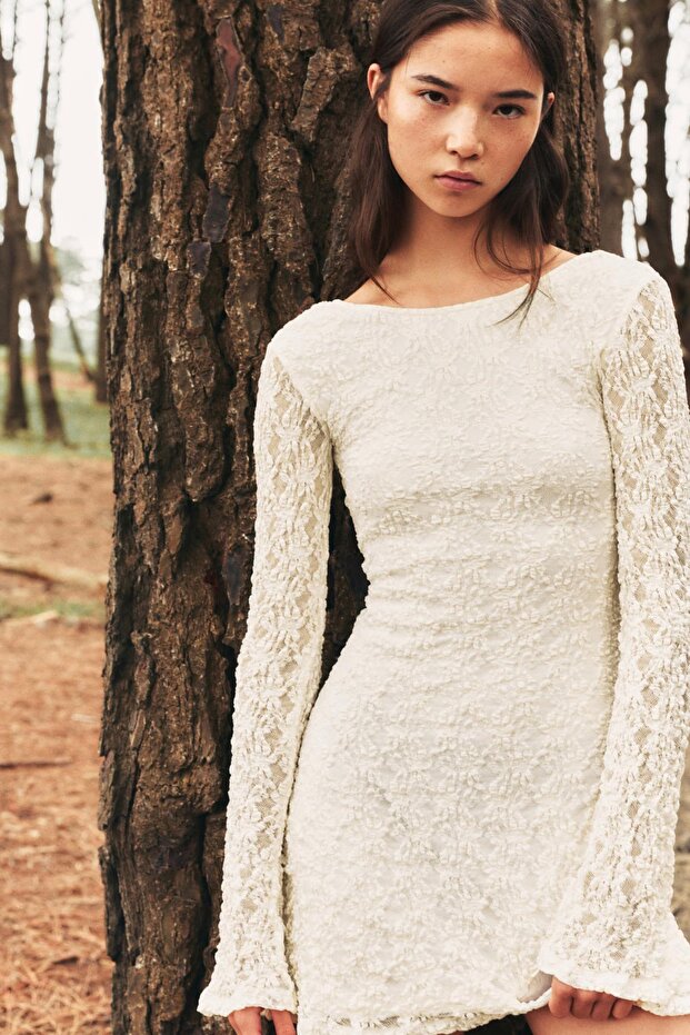 Uzun kollu kısa dantel elbise - 1