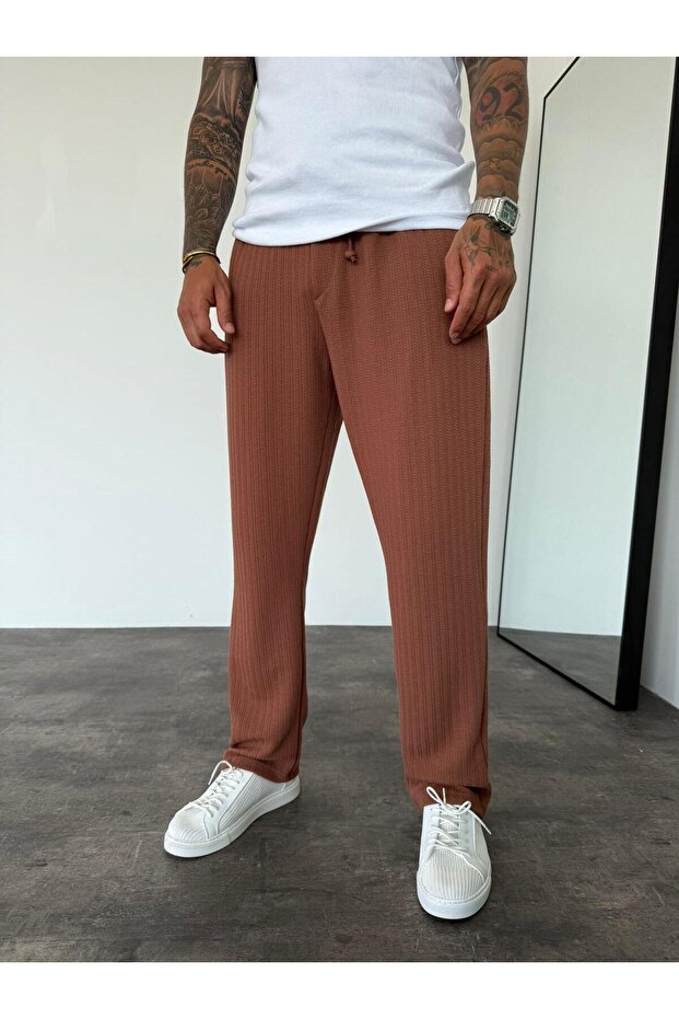 بدلة رياضية بنمط بارز باللون البني - 2