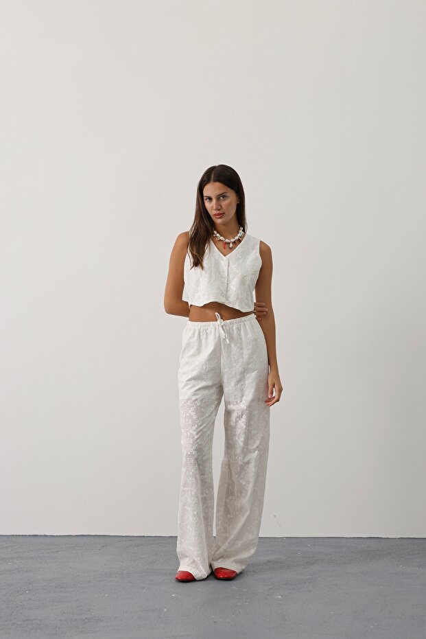 Beyaz V Yaka Crop Brode Yelek Dokuma Bluz TWOSS25BZ00171 - 3