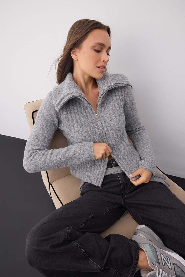 Wardrobe Essentials Koyu Gri Yün Karışımlı Sakal/Tüylü İplik Fermuarlı Triko Hırka | TWOAW26HI00149 - 1