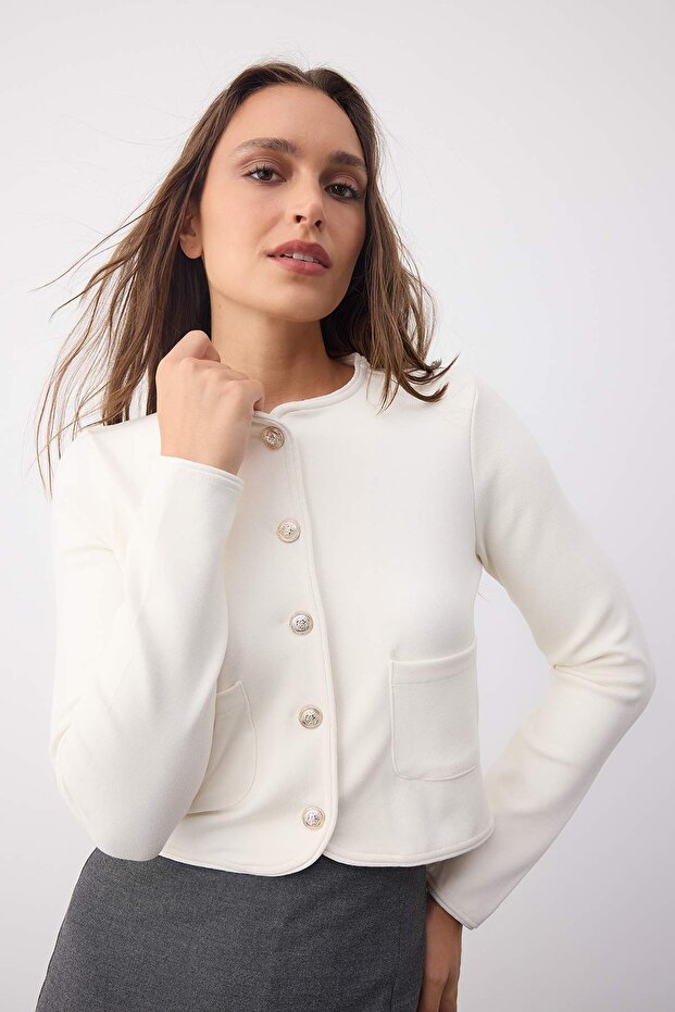 Wardrobe Essentials –Ekru Düğme ve Cep Detaylı Örme Ceket | TWOAW26CE00000 - 1
