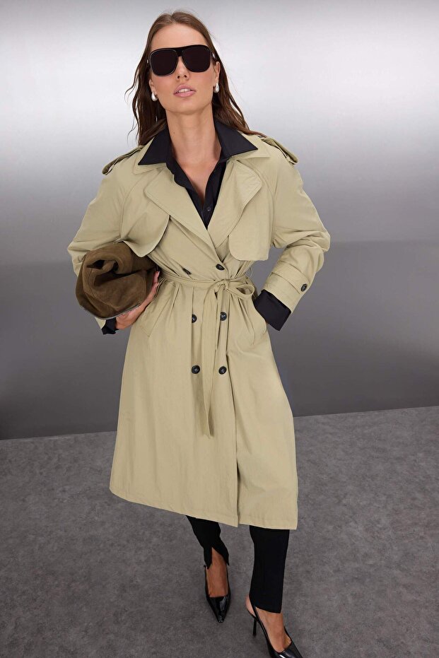 Hellkaki gestreifter, doppelt geknöpfter, übergroßer langer Trenchcoat mit Futterdetail TWOAW26TR00019 - 1