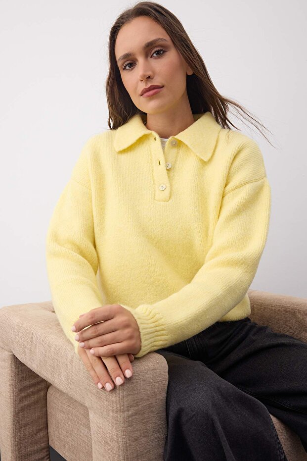 Wardrobe Essentials Sarı Basic Geniş Kalıp Özel İplikli Triko Kazak | TWOAW26KZ00072 - 1