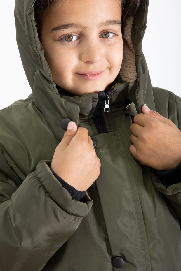 معطف منتفخ أساسي للأولاد مع فرو كاكي داخلي وغطاء رأس قابل للإزالة 21438 - 8