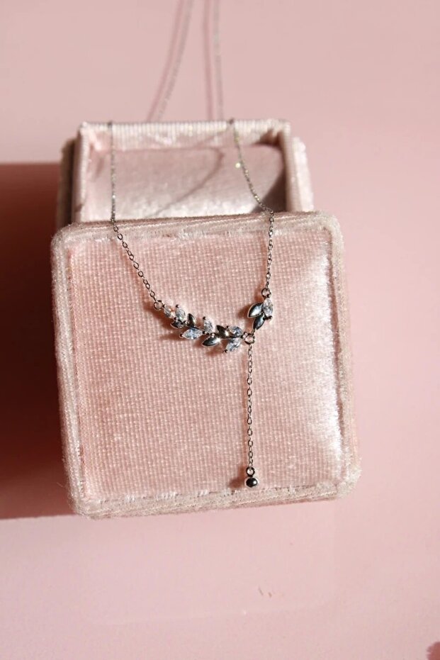 Elegant y necklace with steel leaf