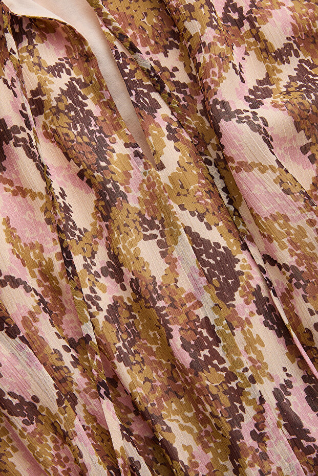 بلوزة عادية بأكمام طويلة وياقة وشاح منقوشة - 6