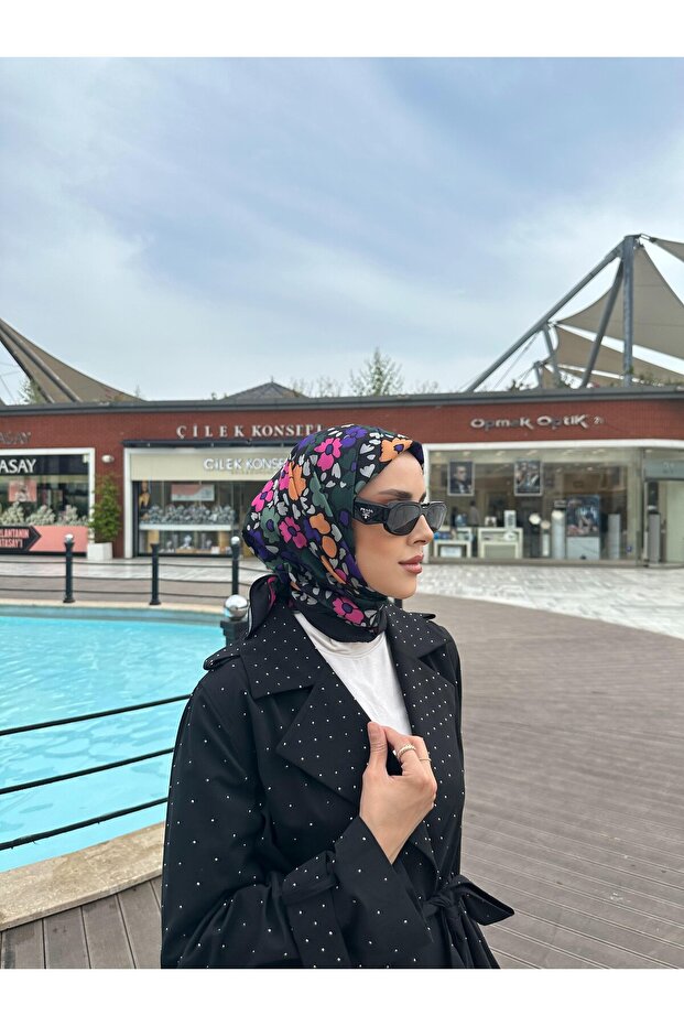 وشاح منقوش بالزهرة