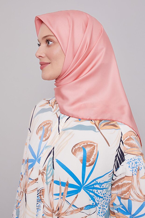 وشاح من نسيج التويل بلون السلمون الداكن