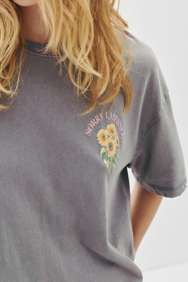 Çiçek buketi grafik baskılı t-shirt - 4
