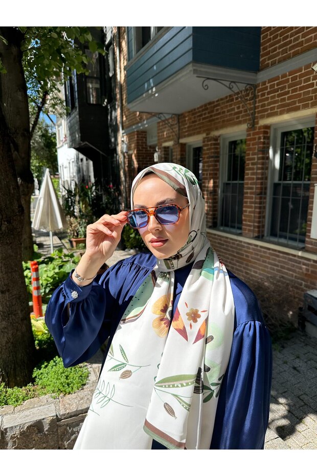 شال منقوش بالفواكه