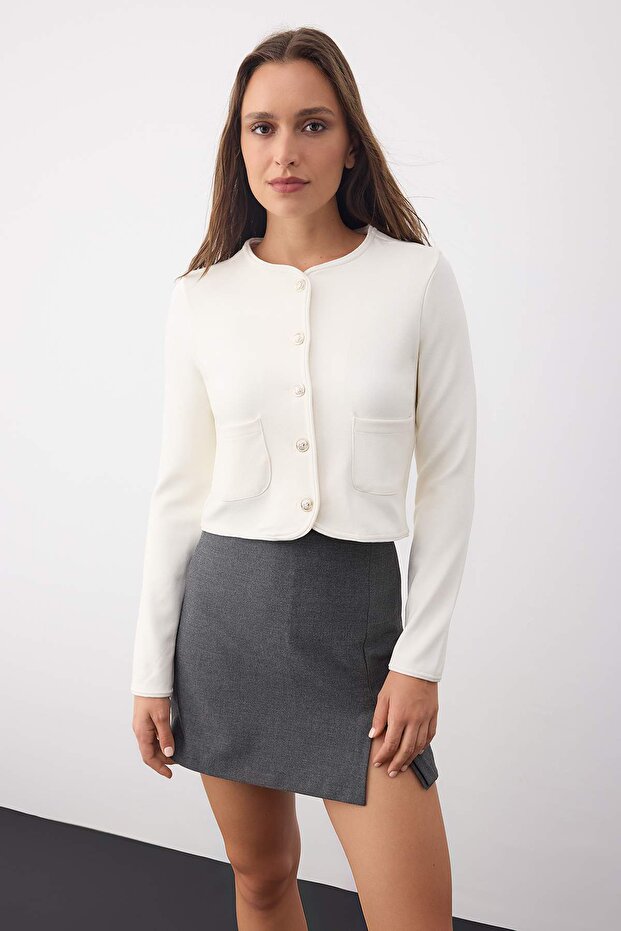 Wardrobe Essentials –Ekru Düğme ve Cep Detaylı Örme Ceket | TWOAW26CE00000 - 2