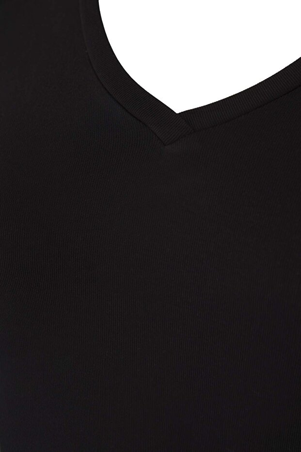 Siyah Premium Yumuşak Kumaşlı V Yaka Fitted/Vücuda Oturan Esnek Örme Büyük Beden Bluz TBBAW26AF00025 - 6