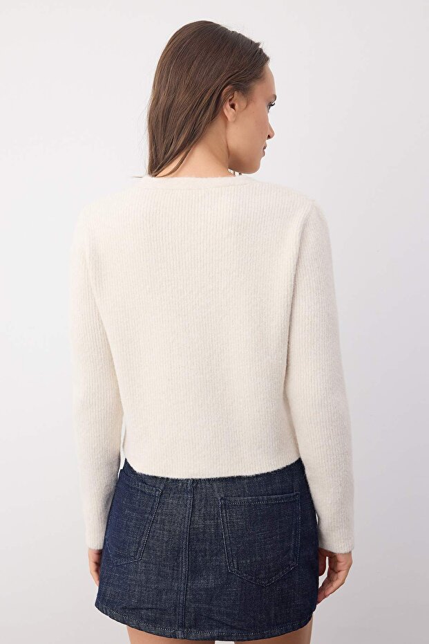 Wardrobe Essentials Ekru Crop Düğme Detaylı Yumuşak Dokulu V Yaka Yünlü Triko Hırka TWOAW26HI00013 - 4