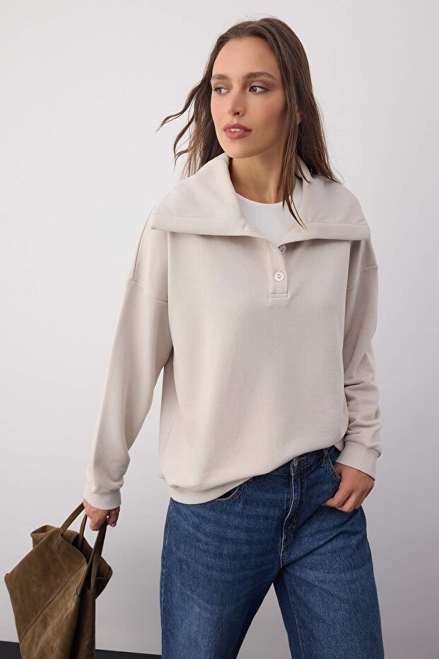 Wardrobe Essentials – Taş Polo Yaka Örme Sweatshirt | TWOAW26SW00041