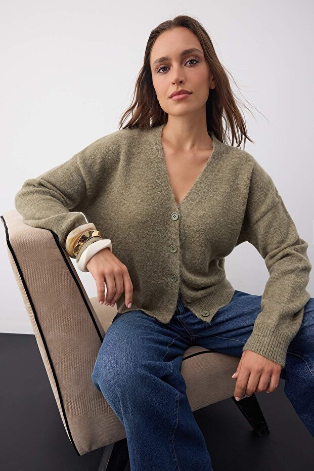 Wardrobe Essentials Yağ Yeşili Yünlü Geniş Kalıp V Yaka Triko Hırka | TWOAW26HI00083 - 1