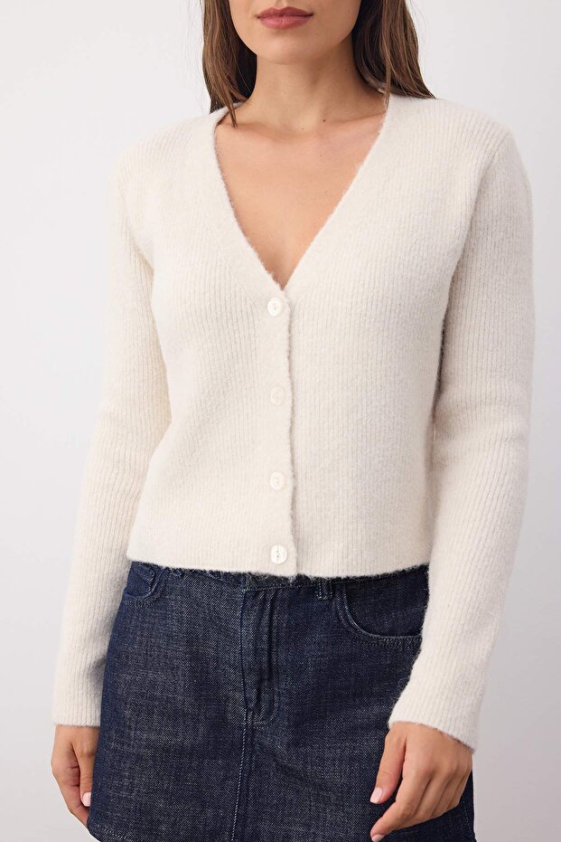 Wardrobe Essentials Ekru Crop Düğme Detaylı Yumuşak Dokulu V Yaka Yünlü Triko Hırka TWOAW26HI00013 - 3