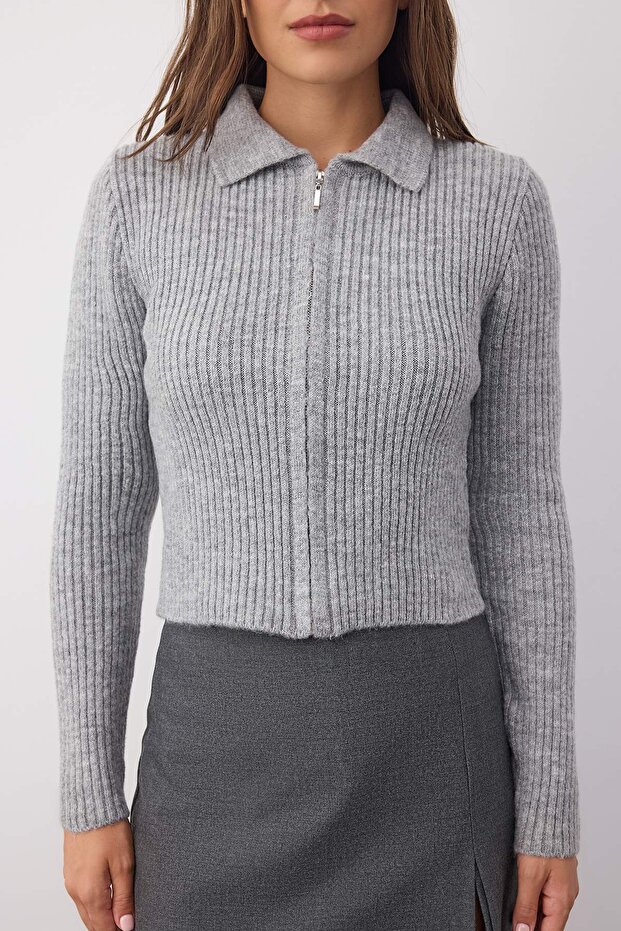 Wardrobe Essentials Gri Yumuşak Dokulu Crop Fermuarlı Triko Hırka | TWOAW26HI00177 - 3