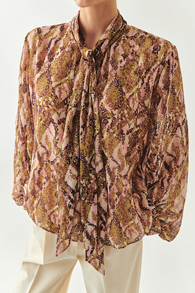 بلوزة عادية بأكمام طويلة وياقة وشاح منقوشة - 5