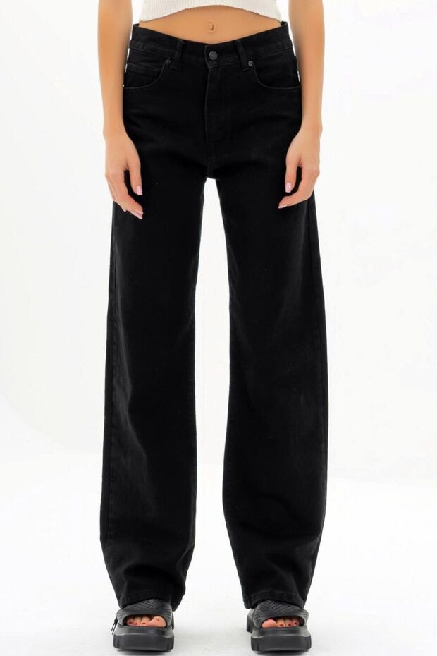 Standard Waist 5 Pocket Zip and Button Closure Washed Casual Pipe Leg Straight Denim Jeans