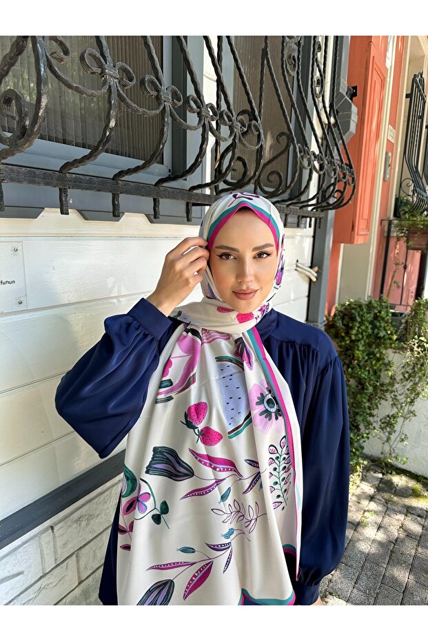 وشاح منقوش بالفواكه