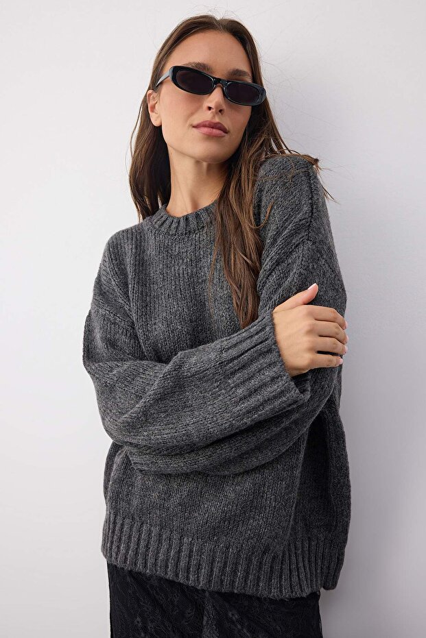 Wardrobe Essentials Antrasit Yumuşak Dokulu Geniş Kalıp Basic Triko Kazak | TWOAW26KZ00073 - 1