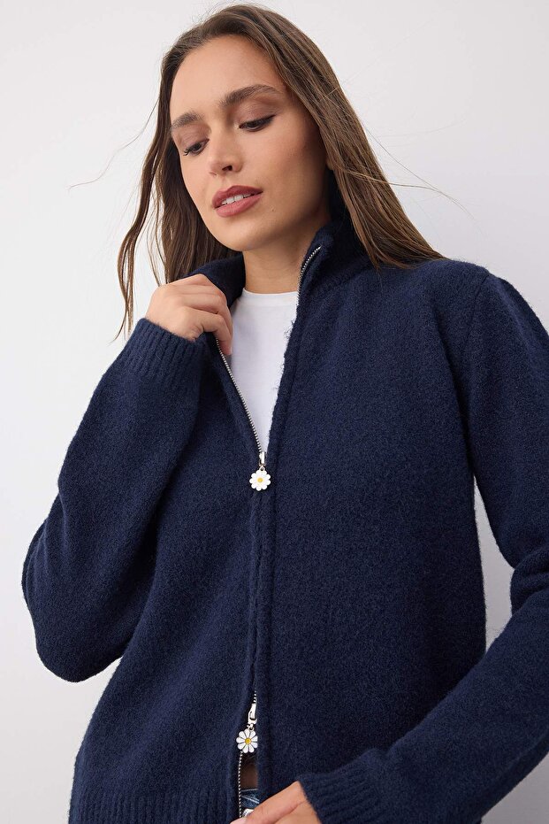 Wardrobe Essentials Lacivert Yünlü Fermuarlı Dik Yaka Papatya Elcikli Triko Hırka |TWOAW26HI00090 - 1