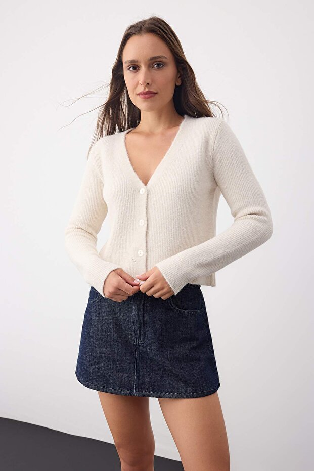 Wardrobe Essentials Ekru Crop Düğme Detaylı Yumuşak Dokulu V Yaka Yünlü Triko Hırka TWOAW26HI00013 - 1