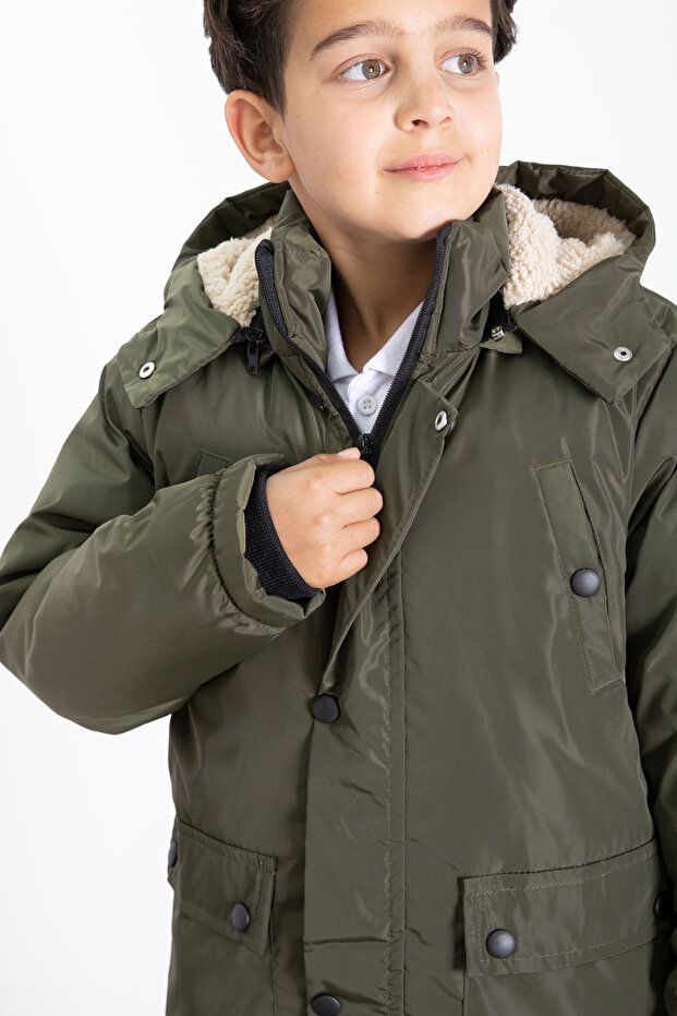 معطف منتفخ أساسي للأولاد مع فرو كاكي داخلي وغطاء رأس قابل للإزالة 21438 - 7