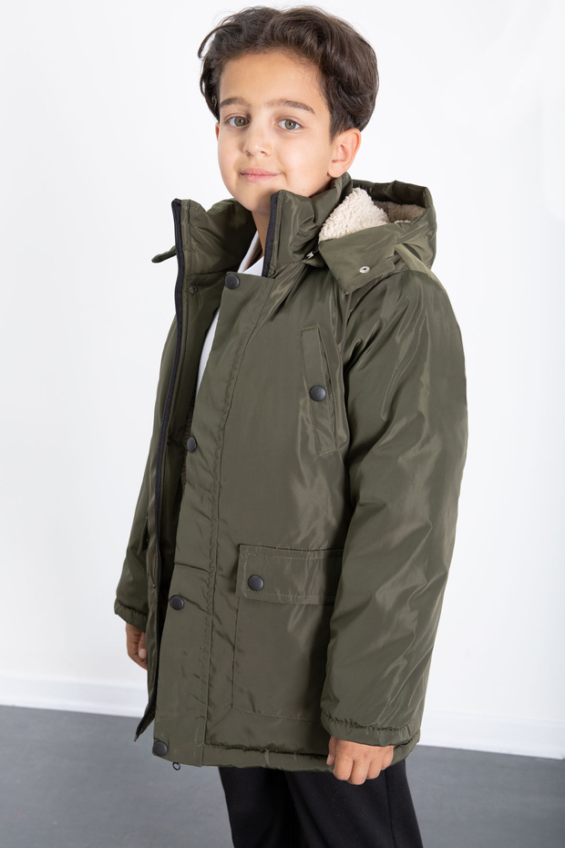 معطف منتفخ أساسي للأولاد مع فرو كاكي داخلي وغطاء رأس قابل للإزالة 21438 - 4