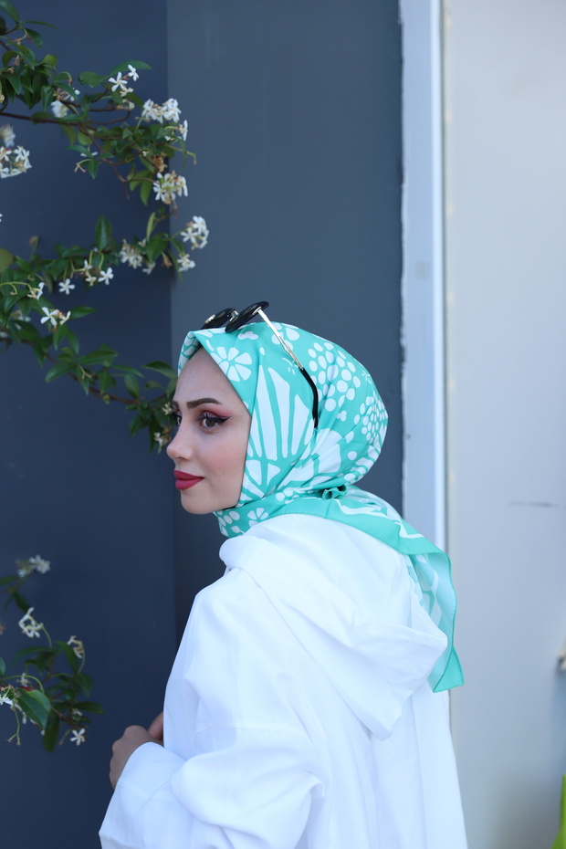 وشاح منقوش بالنرجس