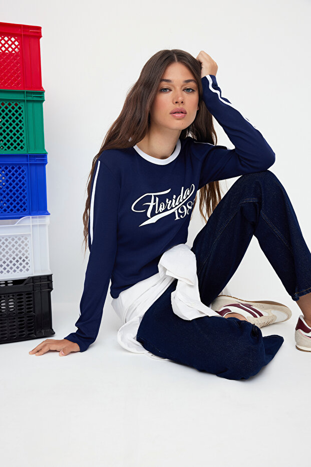 Lacivert Slogan Baskılı Şerit Detaylı Vücuda Oturan Bisiklet Yaka Esnek Örme T-Shirt TWOAW26TS00015 - 1