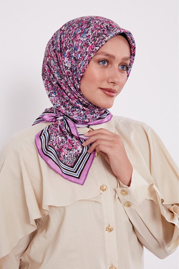 وشاح كريستالي لامع بنمط خطوط هندسية - 1