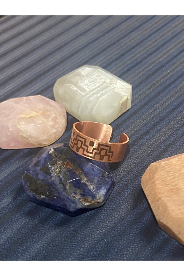 خاتم نحاسي منقوش على شكل طريق مائي - 2