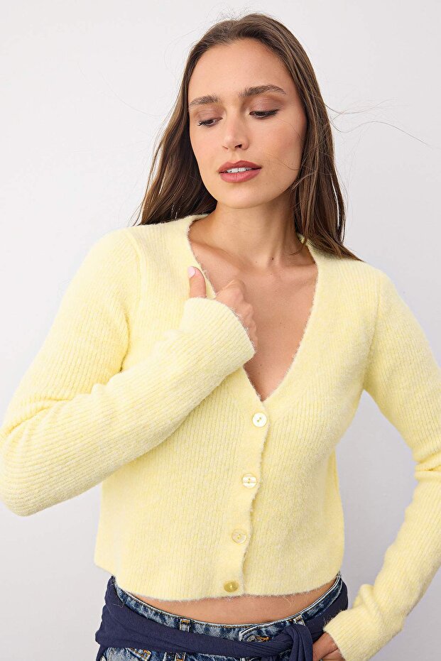 Wardrobe Essentials Sarı Crop Düğme Detaylı Yumuşak Dokulu V Yaka Yünlü Triko Hırka TWOAW26HI00013 - 1