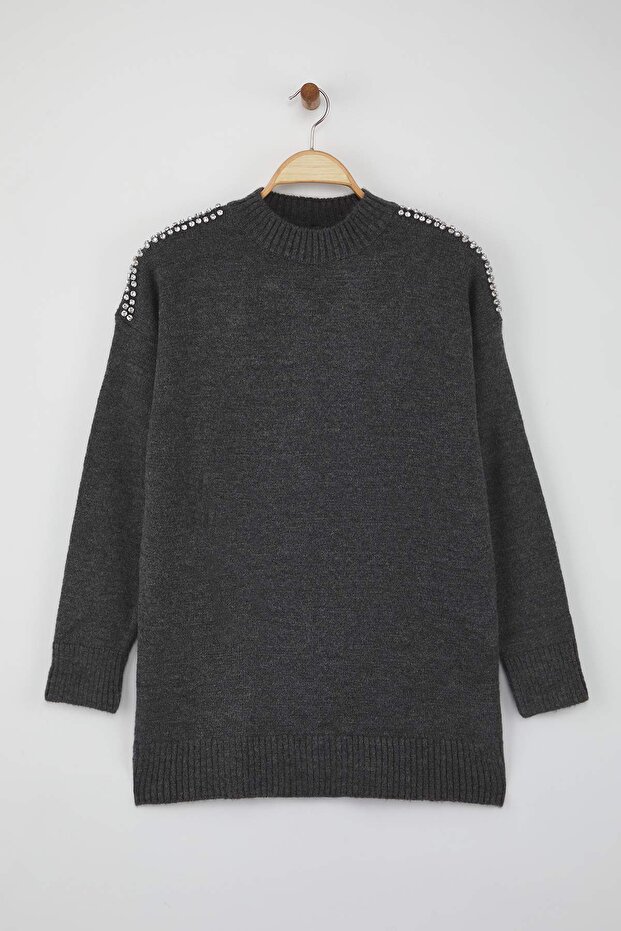 Sweterek z dzianiny z detalami z antracytowego kamienia TCTAW26AK00007 - 5