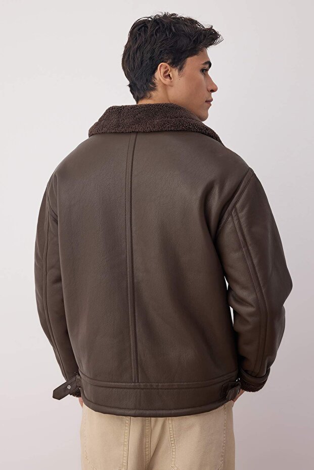 Brązowa kurtka męska o regularnym kroju, wykonana w 100% ze skóry syntetycznej PU TMNAW26MO00005 - 7