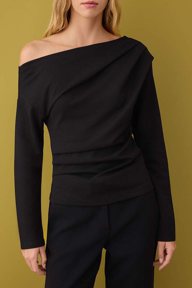 Siyah Büzgü/Drape Detaylı Dökümlü Asimetrik Yaka Örme Bluz TWOAW26BZ00138 - 3